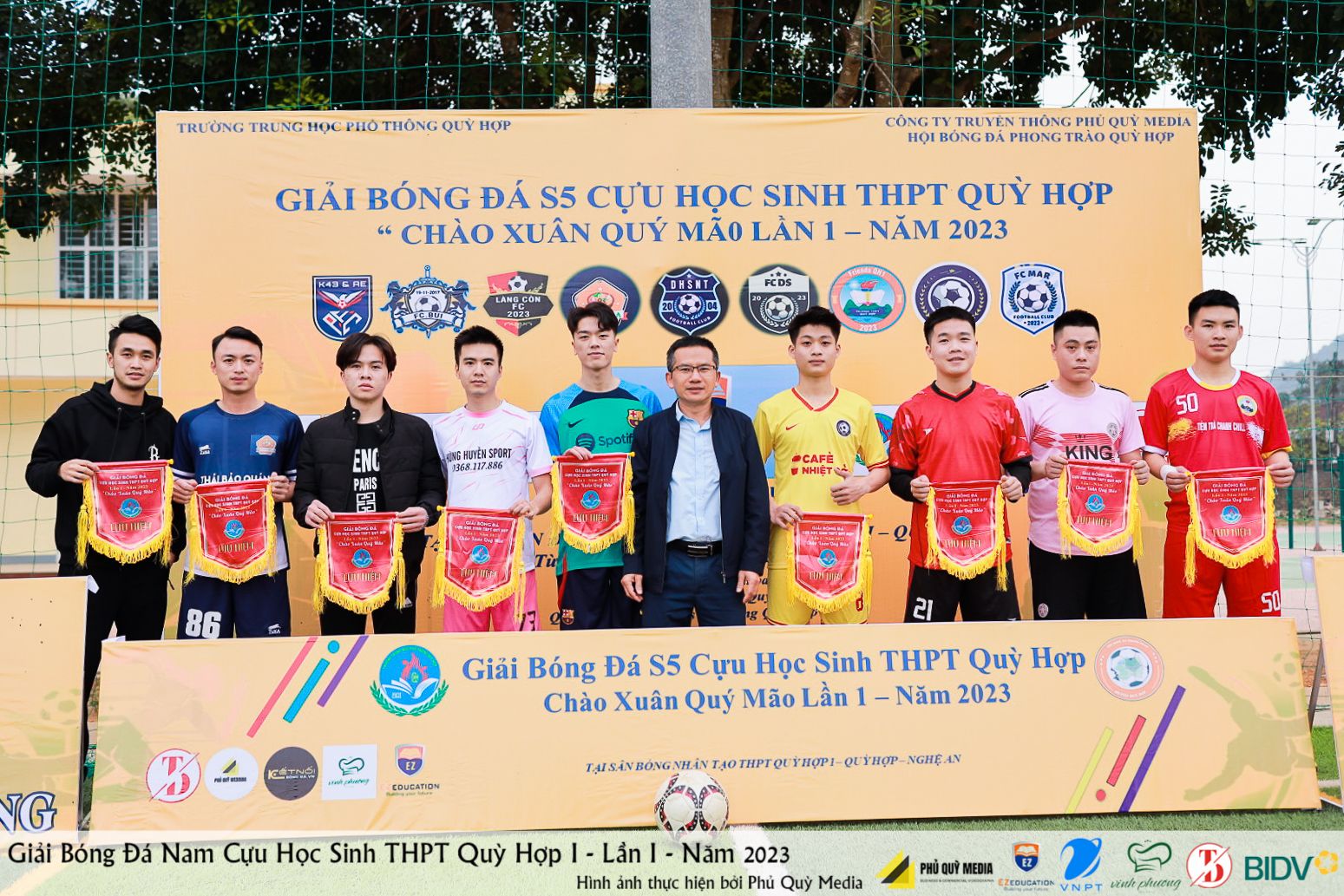 Thầy Ngô Văn Phú - Phó Hiệu Trưởng chụp ảnh lưu niệm với các đội bóng trong Lễ khai mạc