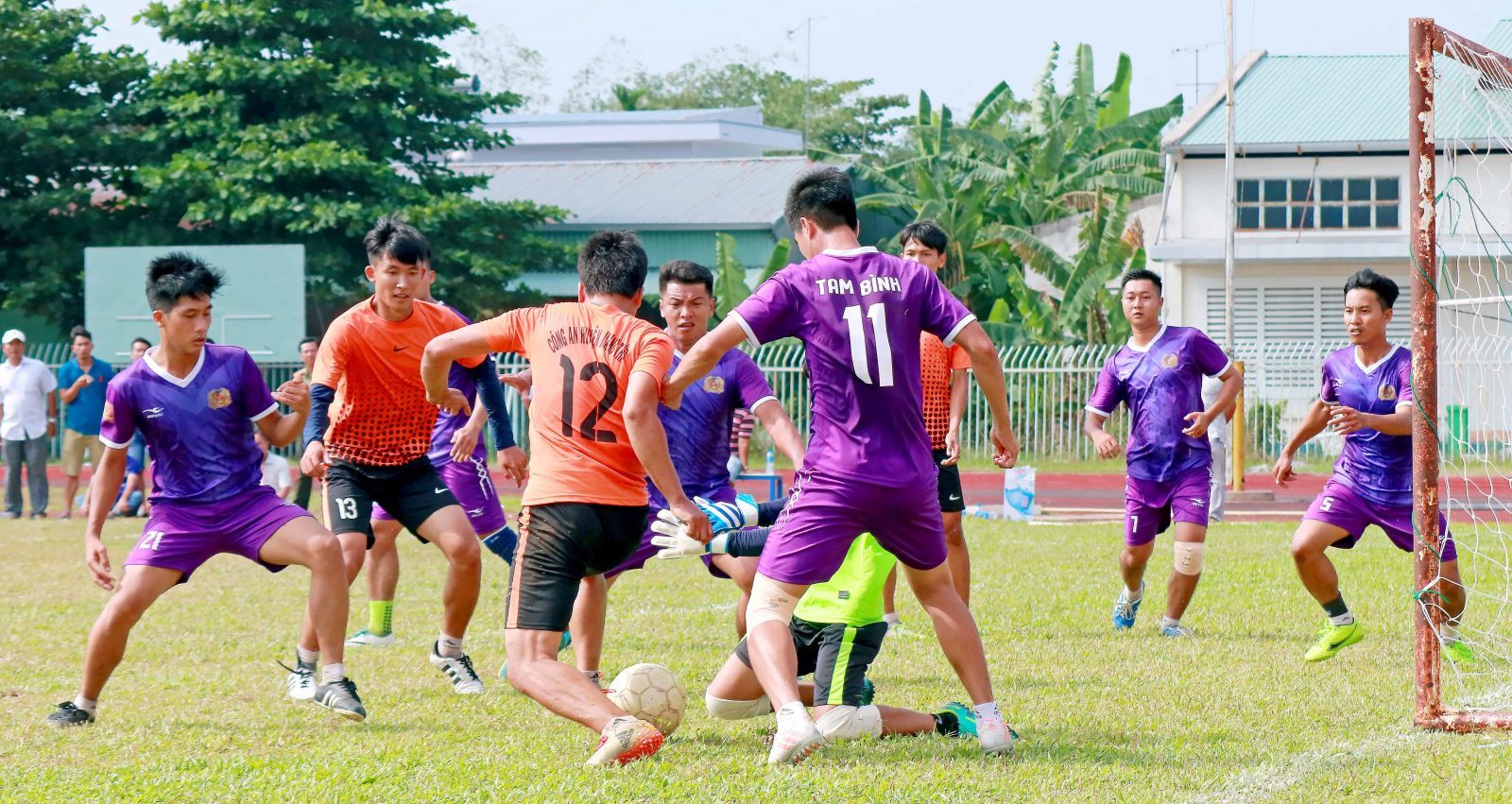 Pha hỗn loạn trước cầu môn đội Công an Tam Bình (áo tím) trong chung kết thắng Công an Mang Thít mùa giải 2018