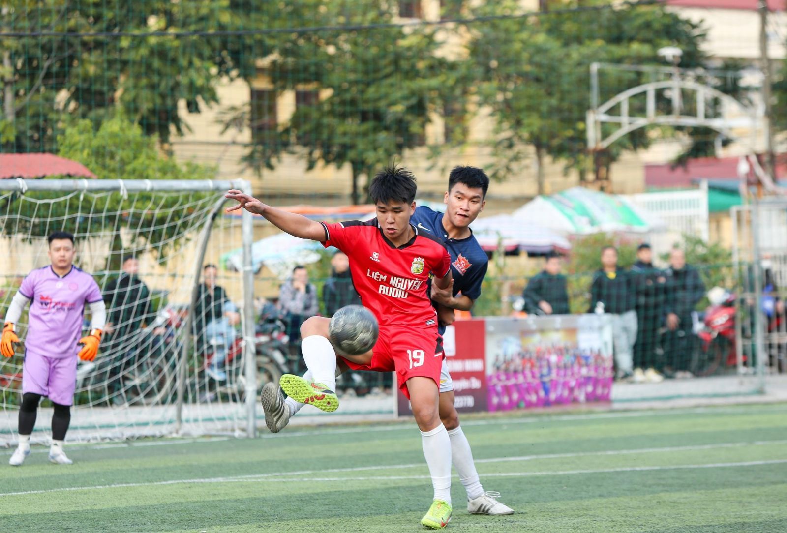 Cầu thủ Tô Viết Công Số (19-áo đỏ) góp công lớn cho FC Ngô Quyền trong trận chung kết gặp FC Heaven