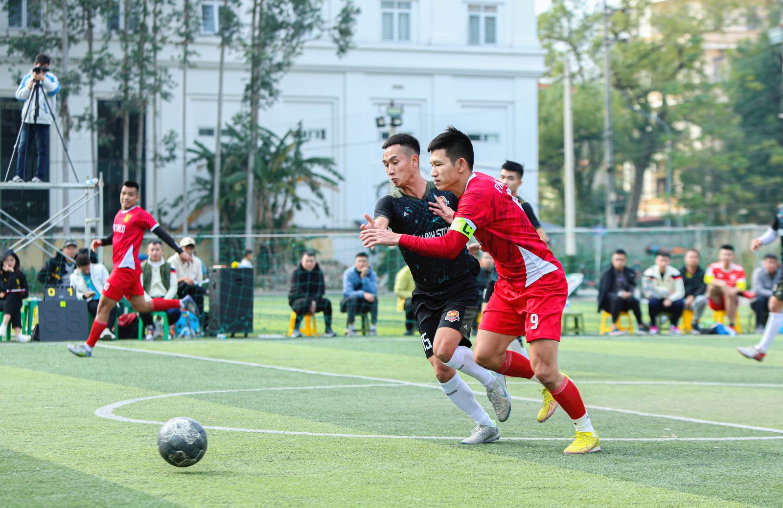 Các cầu thủ Phủi 12 (áo đỏ) đã giành chiến thắng 6-0 trước các cầu thủ Haru