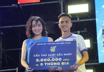 Thi đấu ấn tượng với cú hat-trick trong trận chung kết Ngô Vũ Hiếu giành danh hiệu cầu thủ xuất sắc nhất Larue Cúp Siêu Phủi 2023 giữa Đà Nẵng và Quảng Nam